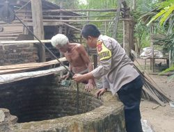 Bhabinkamtibmas Polres Pesisir Barat Cek Ketersediaan Air Bersih di Wilayah Terpencil