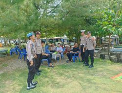Polres Pesisir Barat Melaksanakan Patroli Dialogis Berikan Himbauan kepada Wisatawan Pantai
