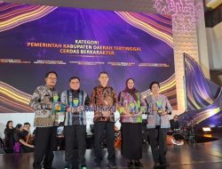 Bupati Pesisir Barat Menerima Penghargaan Kabupaten Cerdas Berkarakter dari Kementerian Kemendikbudristek