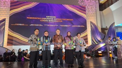 Bupati Pesisir Barat Menerima Penghargaan Kabupaten Cerdas Berkarakter dari Kementerian Kemendikbudristek