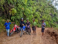 Pekon Karang Agung Rawat Jalan Penghubung Antar Kecamatan Menggunakan Alat Berat dengan Swadaya