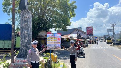 Sat Lantas Polres Pesisir Barat Pasang Banner Himbauan untuk Mendukung Operasi Zebra Krakatau 2024