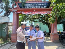 Dalam Operasi Zebra Krakatau 2024 Polres Pesisir Barat Bagikan Pamflet dan Berikan Himbauan di Depan SMAN 1 Pesisir Tengah