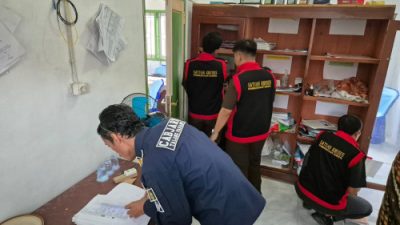 Tim Penyidik Cabjari Talang Padang Geledah Kantor Pekon Taman Sari Kecamatan Bulok Terkait Pengembangan Dugaan Korupsi DD