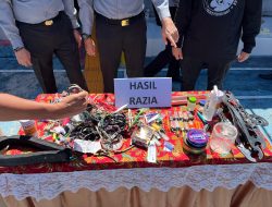 Petugas Kepolisian Mengamankan Beberapa Barang Saat Razia di Rutan Kelas IIB Krui