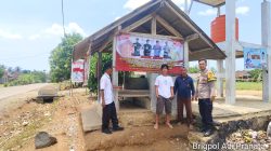 Bhabinkantibmas Polres Pesisir Barat Serentak Pasang Spanduk Wujudkan Pemilu Damai di Masing-Masing Pekon