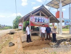 Bhabinkantibmas Polres Pesisir Barat Serentak Pasang Spanduk Wujudkan Pemilu Damai di Masing-Masing Pekon