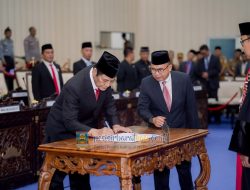 Wakil Bupati Pesibar Hadiri Rapat Paripurna Pengucapan Sumpah Wakil Ketua I DPRD Pesibar