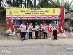 Kunjungi Pos PAM Pinus, Kapolsek Sumber Jaya Berikan Bingkisan Kepada Personel yang Bertugas