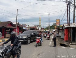 Sat Lantas Polres Pesisir Barat Lakukan PAM Rawan Siang untuk Urai Kemacetan Saat Tahun Baru