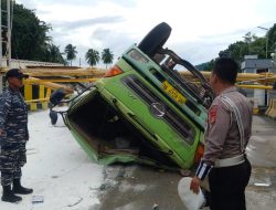 Truk Fuso Bermuatan Tepung Sagu Terguling di Pelabuhan Bakauheni