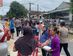 Satbrimob Polda Lampung Bagi-bagi Ribuan Porsi Makanan ke Masyarakat Terdampak Banjir