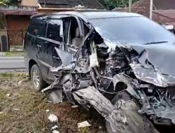 Tabrakkan Truk vs Innova di Tikungan Siang Malam Sumber Jaya, Tidak Ada Korban Jiwa