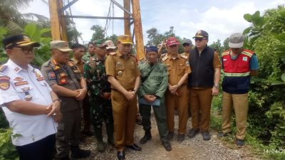 Pj. Sekda Pesibar Tinjau Jembatan Rusak di Bangkunat, Warga Terpaksa Gunakan Rakit untuk Menyebrang