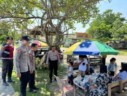 Polres Pesisir Barat Gelar Patroli Dialogis di Pantai Labuhan Jukung, Imbau Wisatawan Utamakan Keselamatan