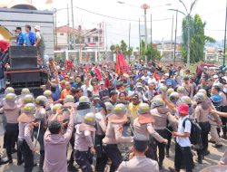 Bentrok Warnai Aksi Ribuan Massa Peduli Petani Singkong di Kantor Gubernur Lampung, 10 Polisi Terluka