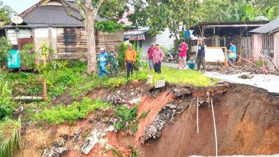 Jalan Lingkar Menuju Pasar Senen Putus Total, Longsor Semakin Meluas Hingga Teras Rumah Warga
