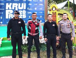 Sat Samapta dan Brimob Polda Lampung Lakukan Sterilisasi di Pantai Karang Imbor Jelang Pembukaan Krui Pro 2025