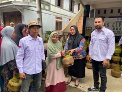 PLB Bagikan Ratusan Gas LPG Kepada Warga Kurang Mampu di Pekon WayPetai