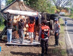 Diduga Rem Blong, Fuso Bermuatan Sembako Terguling di Tanjakan Giham, Lampung Barat