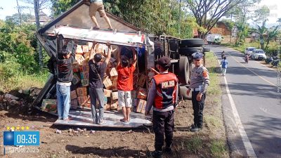 Diduga Rem Blong, Fuso Bermuatan Sembako Terguling di Tanjakan Giham, Lampung Barat