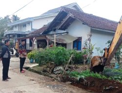 Pekon karang Agung Benahi Saluran Air Jalan Lintas