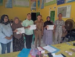 Realisasi BLT-DD Tahap Pertama 2025, Peratin Pauzi Salurkan Bantuan untuk 25 KPM di Pekon Bambang