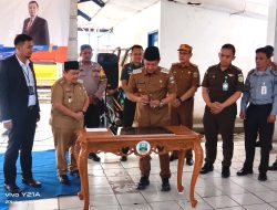 Bupati Dedi Irawan Resmikan Gapura Pasar Way Batu dan Serahkan Bantuan Tenda UMKM