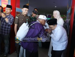 Wakil Bupati Irawan Topani Sambut Hangat Kepulangan 56 Jamaah Haji Pesisir Barat