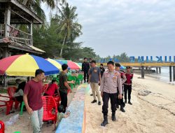 Polisi Hadir di Tengah Liburan: Patroli Humanis Warnai Akhir Pekan di Pantai Labuhan Jukung