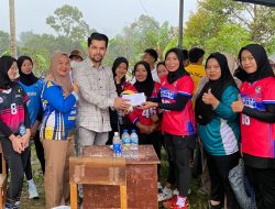Ketua Umum Panitia HUT RI Ke-80. Teuku Wahyu Membuka Turnamen Volly Ball Tingkat Kecamatan Sumber Jaya