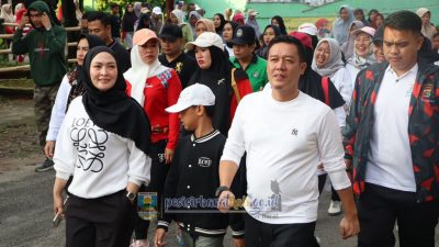Peringati HUT ke-80 RI, Pemkab Pesisir Barat Gelar Fun Walk Bersama Bupati Dedi Irawan