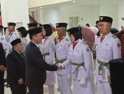 Bupati Dedi Irawan Kukuhkan 36 Anggota Paskibraka Pesisir Barat untuk HUT RI ke-80
