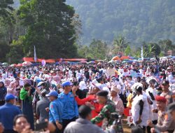 Ribuan Masyarakat Tumpah Ruah Memenuhi Lapangan Sumber Jaya. Dalam Rangka Perayaan HUT RI Ke-80