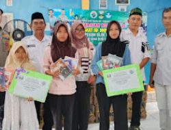 Dukung Dunia Pendidikan, Pemerintah Pekon Ulok Manik Bagikan Buku Tulis untuk Siswa