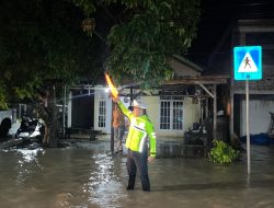 Sat Lantas Polres Pesisir Barat Sigap Atur Lalu Lintas Akibat Banjir