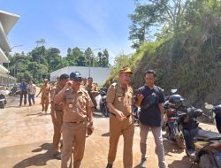 Bupati Pesibar Tinjau Genangan Banjir di Komplek Perkantoran, Instruksikan Evaluasi Drainase