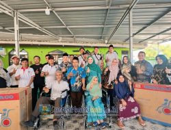 Ketua TP-PKK Pesisir Barat Serahkan Bantuan Kursi Roda kepada Penyandang Disabilitas