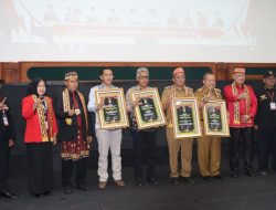 Komitmen Lestarikan Budaya, Bupati Pesisir Barat Sabet PWDPI Awards 2025