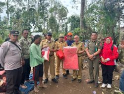 Sekda Lampung Barat Serahkan Bantuan Pasca Cuaca Ekstrem, Warga Diminta Tingkatkan Kewaspadaan