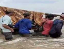 Kepala Desa di Pesisir Barat Ditandu 12 Km Demi Dapatkan Pertolongan Medis