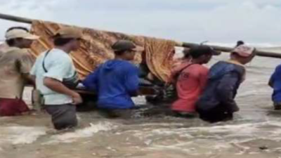 Kepala Desa di Pesisir Barat Ditandu 12 Km Demi Dapatkan Pertolongan Medis