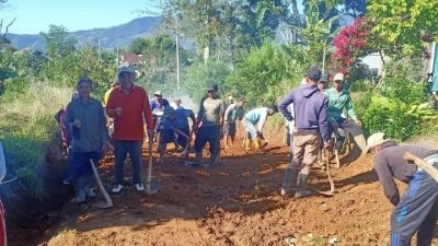 Peratin Pekon Sukaraja Guswadi Bersama Masyarakat Mabar Jaya Gotong Royong Perbaiki Jalan