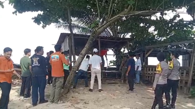 Pemkab Pesisir Barat Tertibkan UMKM di Pantai Labuhan Jukung yang Tak Sesuai Kebijakan Pariwisata