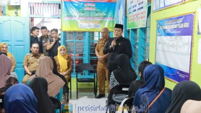 Bupati Pesisir Barat Dedi Irawan Serahkan Bantuan untuk Korban Banjir di Pasar Krui