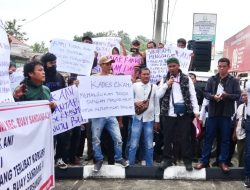 Warga Sukarami Gelar Aksi Damai di Kejari OKU Selatan Tuntut Kepala Desa Diperiksa Atas Dugaan Korupsi Dana Desa