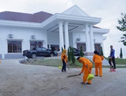 Sekda OKU Selatan Pimpin Gotong Royong Kebersihan Rumah Dinas Bupati
