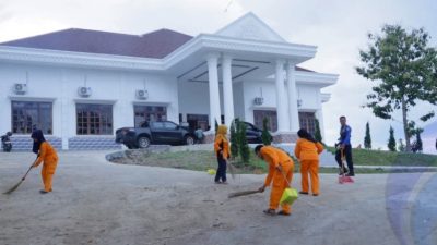 Sekda OKU Selatan Pimpin Gotong Royong Kebersihan Rumah Dinas Bupati