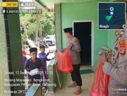 Jumat Berkah di Bengkunat: Polisi Keliling Masjid, Sedekah Makanan Sambil Jaga Kamtibmas