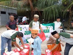 Barakuda Krui Gelar Jumat Berkah, Bagikan 120 Nasi Bungkus untuk Jamaah Masjid Babut Taqwa